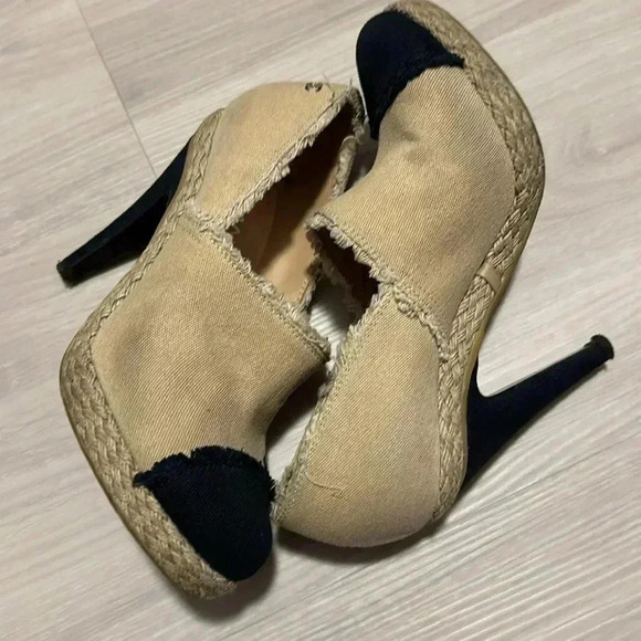 CHANEL SZ 9 1/2 Beige / Black Bootie heels shoes - Picture 5 of 11